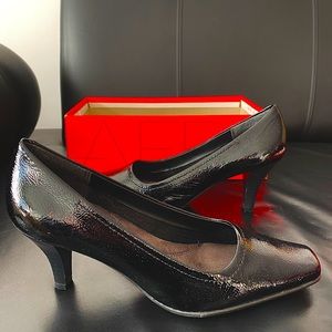 New Aerosoles Envy black patent leather pumps.